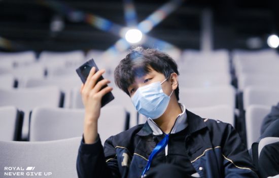 复古风射击游戏渊域正式上线PC平台